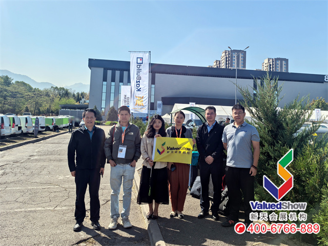 新天国际会展和部分展商合影