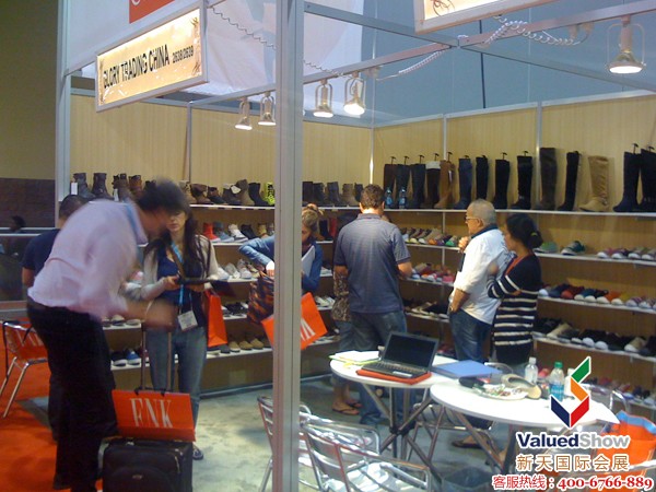 WSA展会上，深圳企业为客户介绍产品