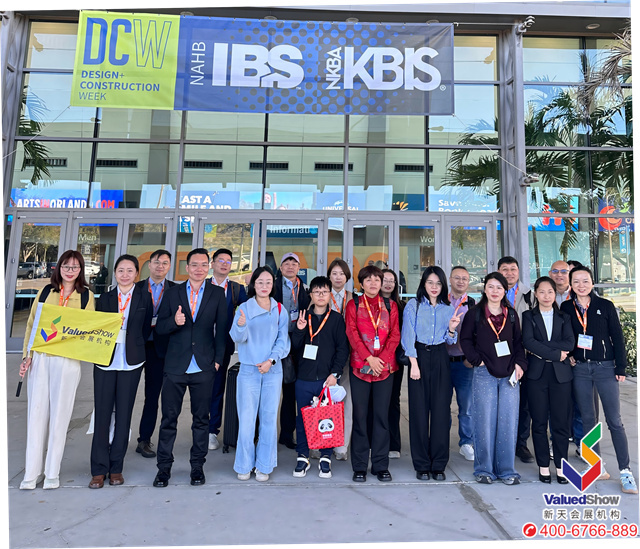 新天會(huì)展和部分展商合影 新天會(huì)展和部分展商合影