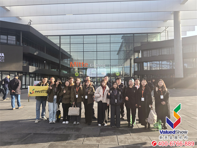 新天會展和部分展商合影 新天會展和部分展商合影